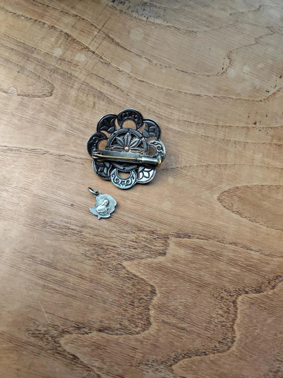 Vintage brooch+ancient religious medal Saint Thérèse – photo 3